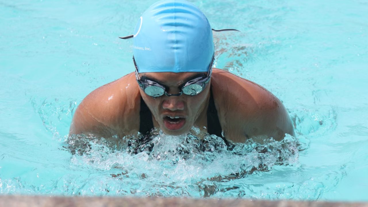 Can you wear contacts while surfing? Is it safe?