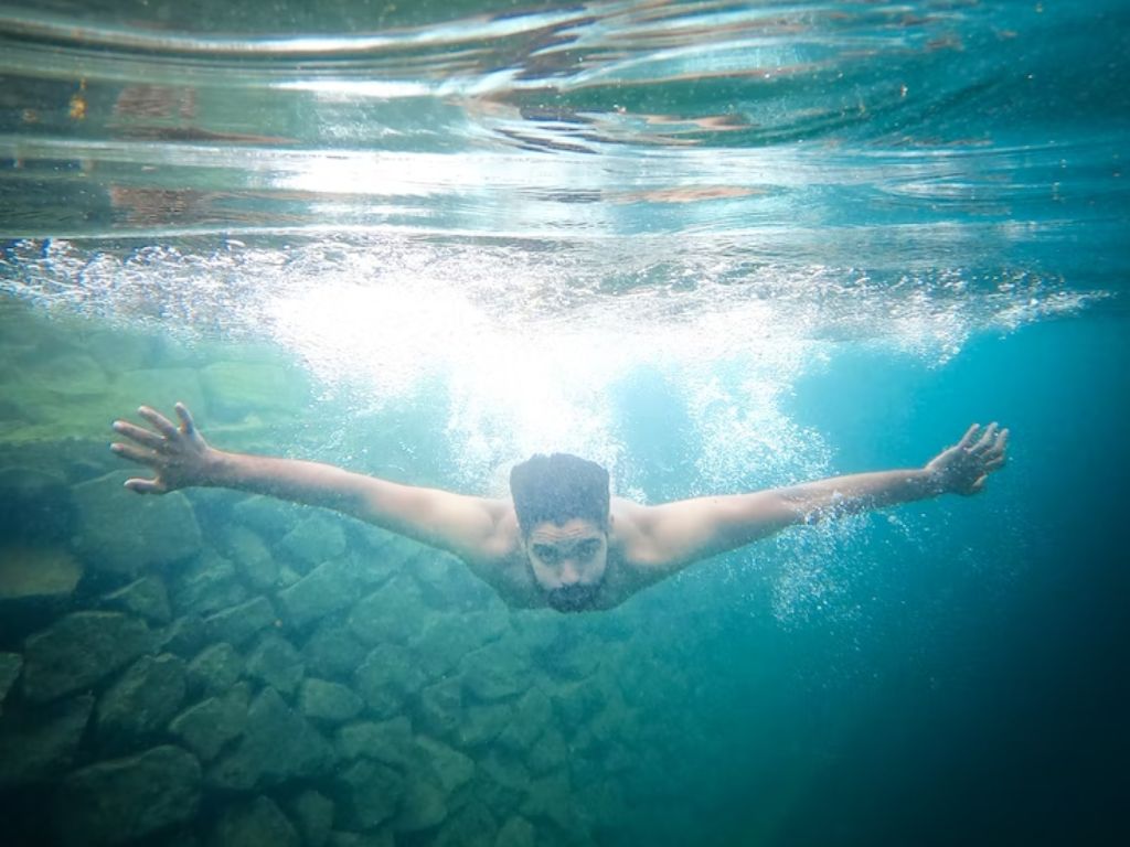 Is it safe to wear contact lenses while surfing? Let’s find out!